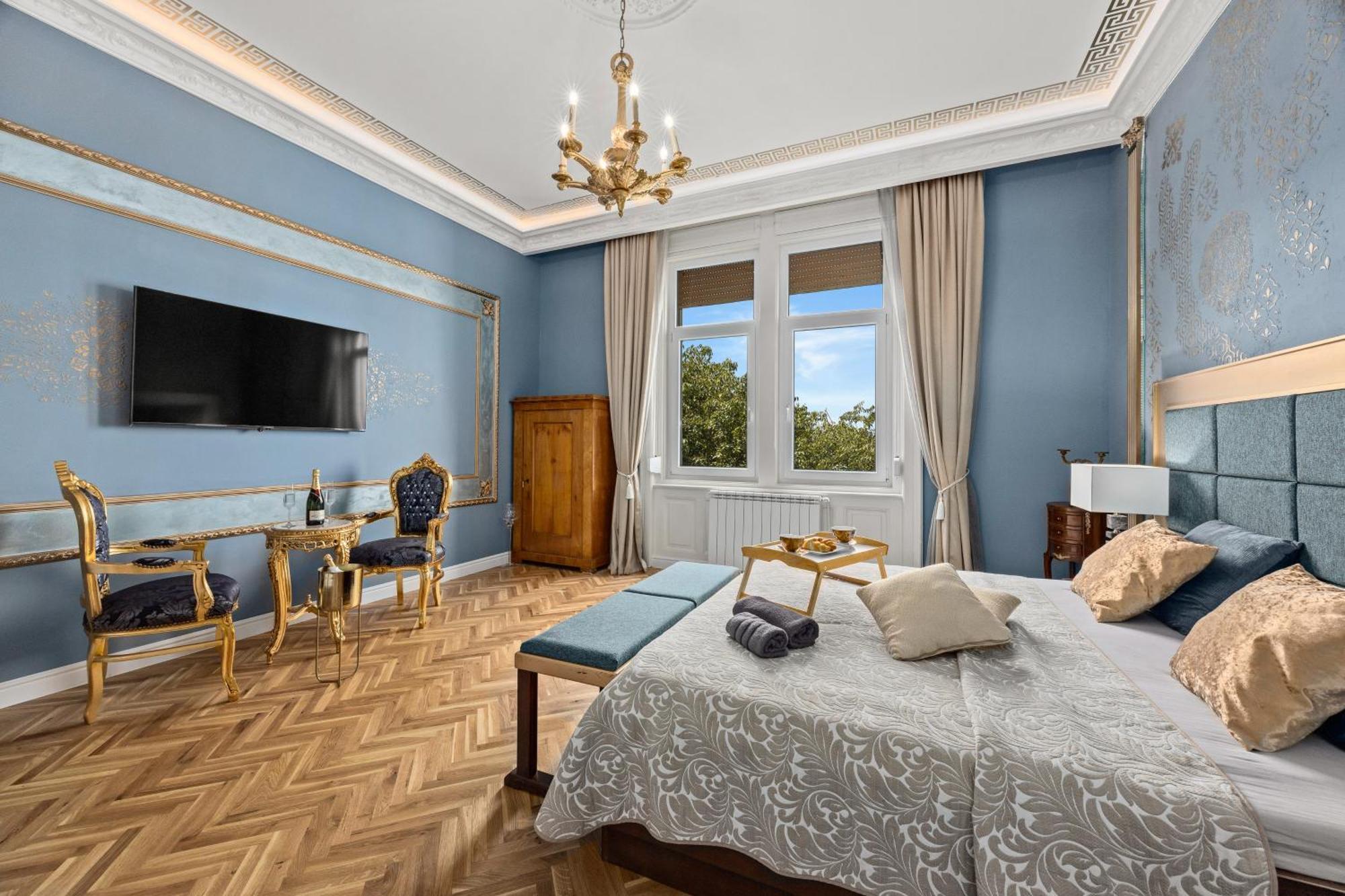 Muenz Luxurious Apartment
